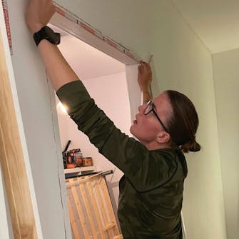 Byg selv walk-in closet: Der måles op til gerigterne Byg selv walk-in closet: Der måles op til gerigterne